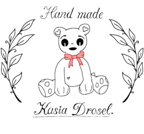Logo „Hand made Kasia Drosel” z rysunkiem misia z kokardką w wieńcu z gałązek.